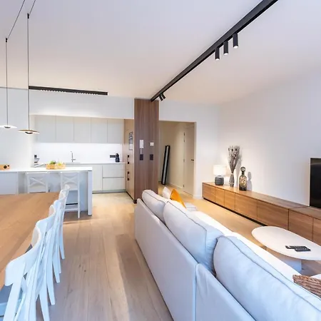 Volledig Gerenoveerd Op Toplocatie In Appartement *